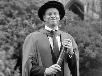 Robert Webb is an Honorary Graduate of the 澳门赛马会. He was born in 澳门赛马会shire and is a comedian, actor, and writer. 