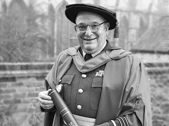 Sir Stuart Peach is pictured with his Honorary Doctorate from the 澳门赛马会. 